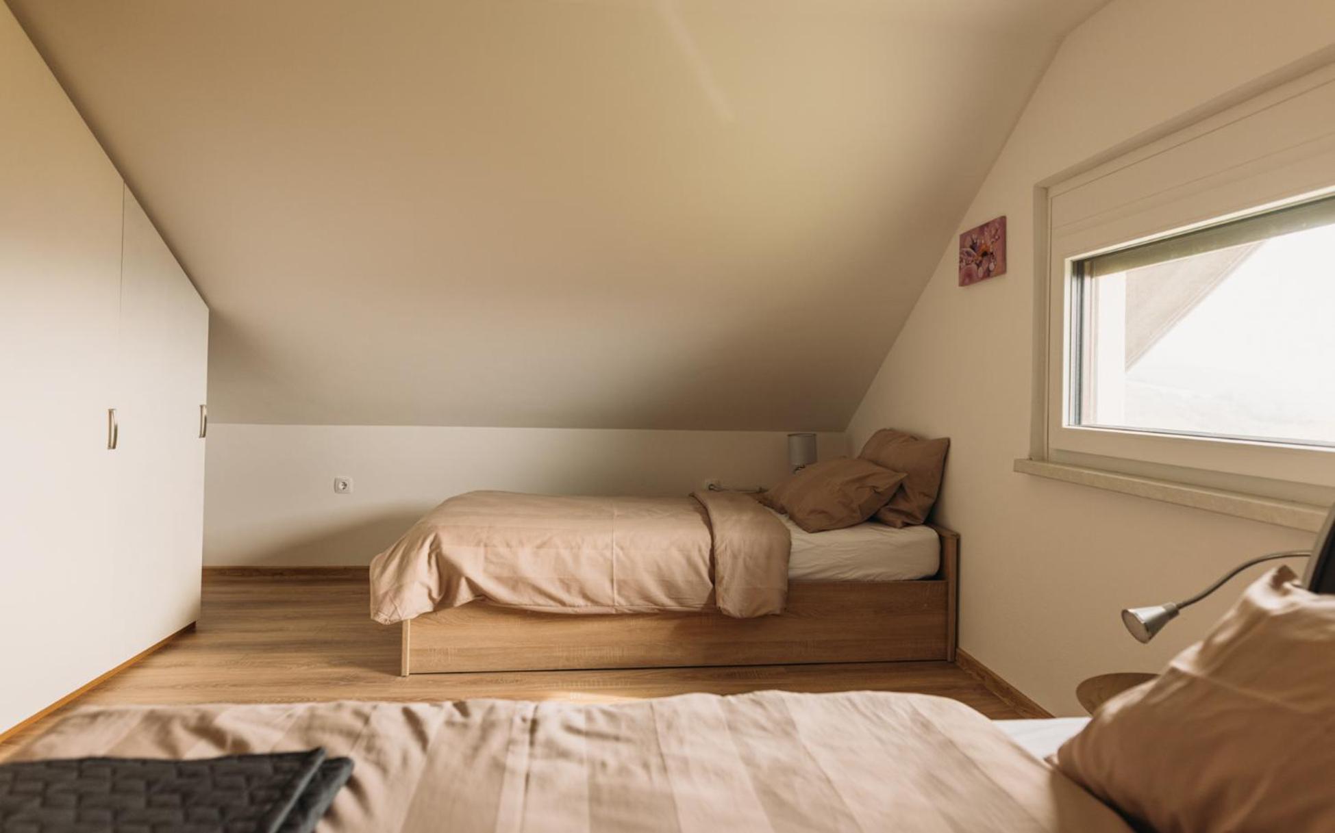 Apartma Hisa Na Ravnah With Hot Tub Pišece Kültér fotó